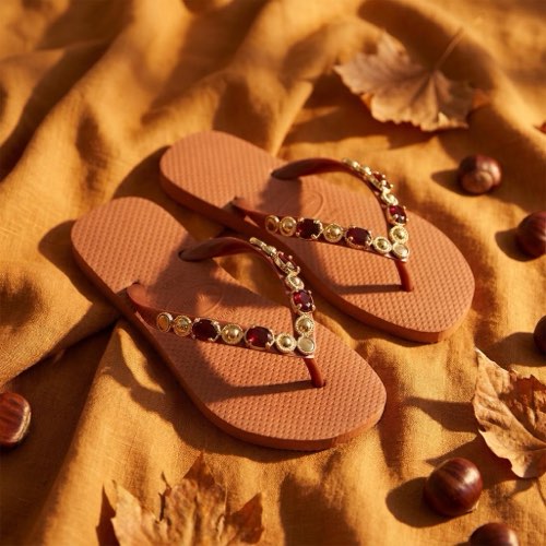 Havaianas rosa com flores coloridas de pérola, entre rosas