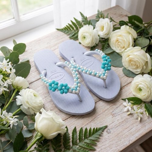 Havaianas branca com flores de pérola coloridas