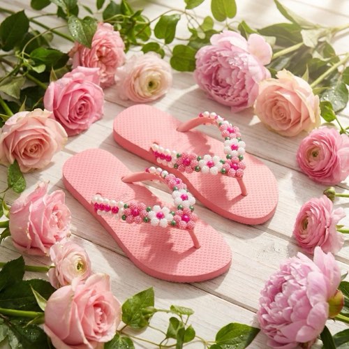 Havaianas preta com pedrarias douradas e pretas