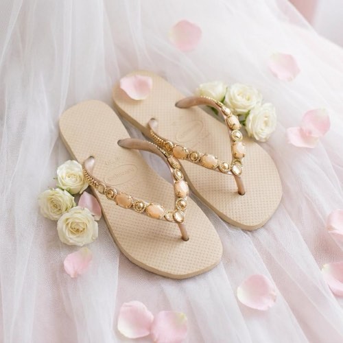 Havaianas azul clara com flores de pérola, decoração de casamento