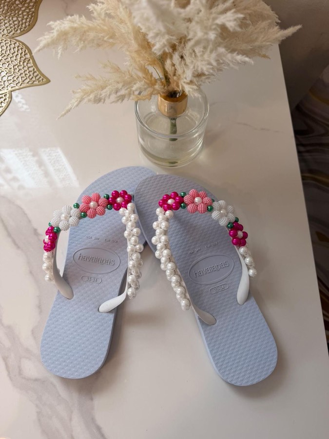 Chinelo Havaianas bege com pedrarias douradas, decoração de casamento